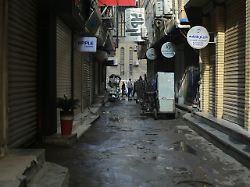 waehrend eines landesweiten streiks von ladenbesitzern die gegen die kuerzlich eingefuehrten zoelle auf importwaren protestieren bleiben die geschaefte geschlossen