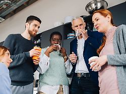 warum bekommt die kollegin den bonus man selbst aber nicht neid im job kann ansporn sein aber auch in missgunst umschlagen