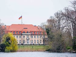 weisse tische stehen auf der terrasse der villa borsig bei den beratungen der regierungskoalitionsspitzen ueber entlastungen wegen der energiepreise und die anstehenden reformen in der villa borsig