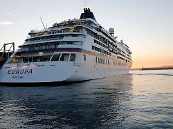 wer sich auf einem kreuzfahrtschiff total daneben benimmt wird womoeglich am naechsten hafen von bord verwiesen