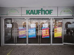 wir schliessen diese filiale steht am eingang der filiale von galeria kaufhof in der innenstadt von regensburg