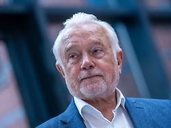 wolfgang kubicki fdp steht vor der pressekonferenz in der bundeszentrale der fdp dem hans dietrich genscher haus nach den landtagswahlen in rheinland pfalz 2