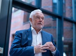 wolfgang kubicki fdp steht vor der pressekonferenz in der bundeszentrale der fdp dem hans dietrich genscher haus nach den landtagswahlen in rheinland pfalz