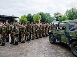 zahlreiche reservistinnen und reservisten stehen im rahmen des nationalen veteranentags fuer einen reservistenappell mit schwurbekraeftigung in der zitadelle vechta vor dem zeughaus