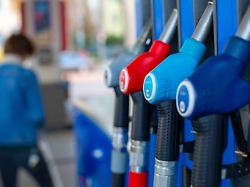 zapfhaehne an einer tankstelle in berlin das neue gesetz zur begrenzung der taeglichen anpassung der spritpreise ist am 01 04 2026 in kraft getreten