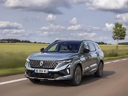 zum modelljahr 2026 hat renault die front des espace besser an die aktuelle familienoptik angepasst