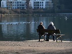 zwei senioren m w frau mann sitzen auf einer bank und schauen auf den baldeneysee feature symbolfoto randmotiv am baldeneysee in essen 20 01