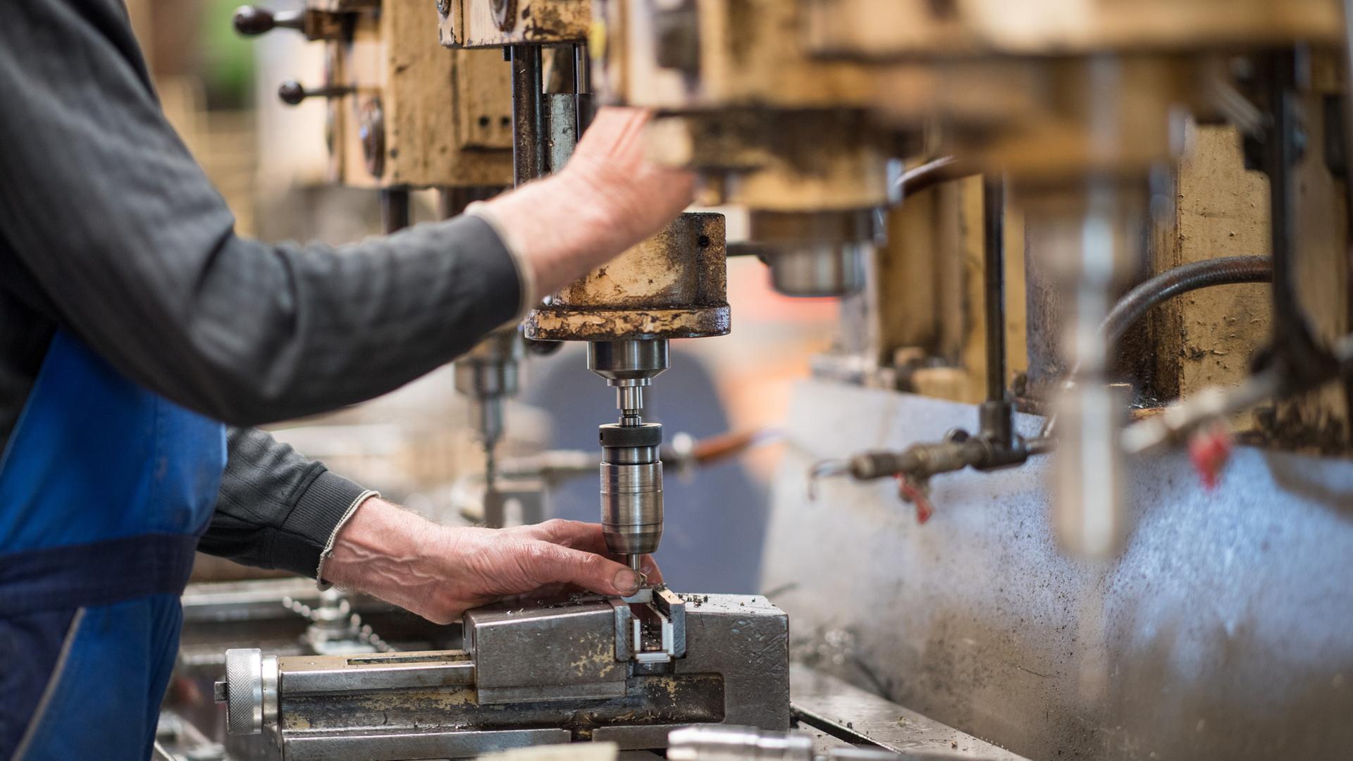 arbeiter maschine werkbank 100