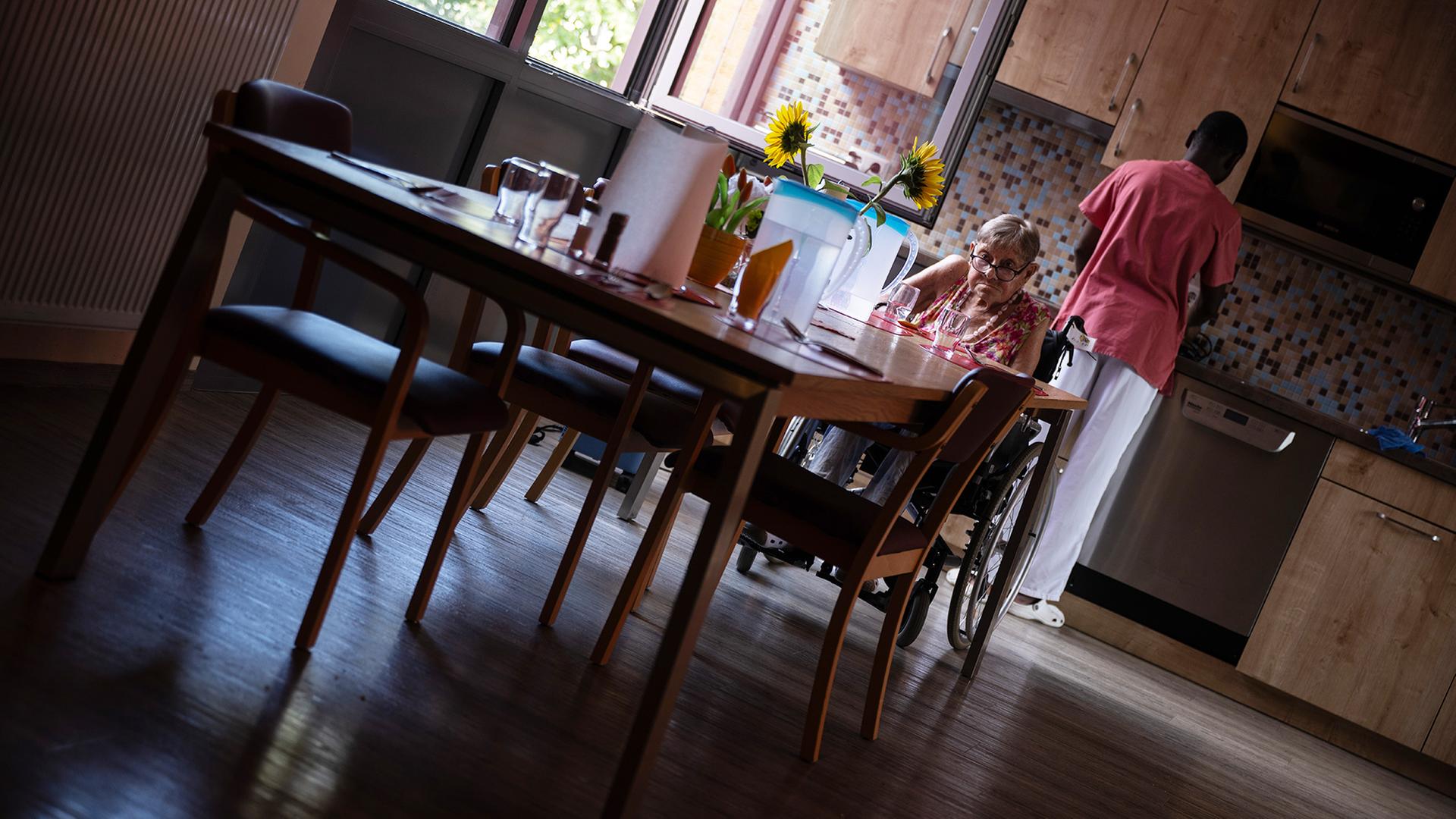bewohnerin pflegeheim 100