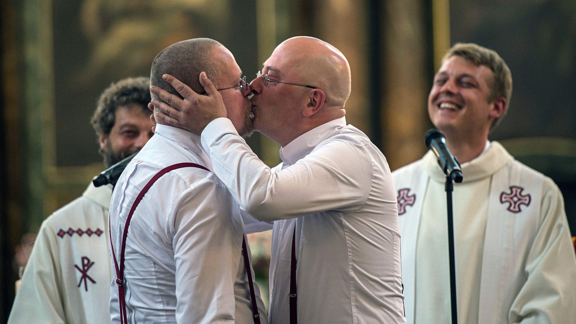br archivbild ein schwules ehepaar in einer kirche 100