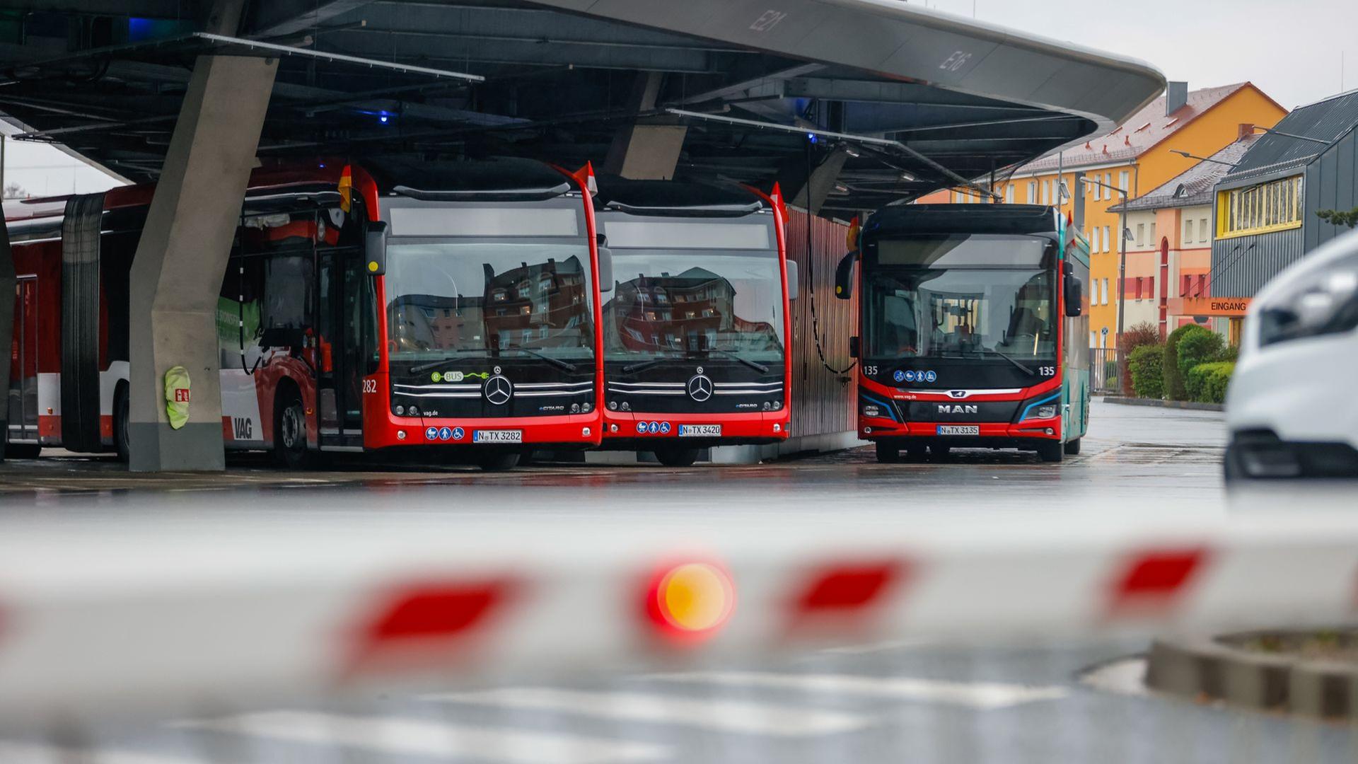 br busse stehen in nuernberg im depot 100