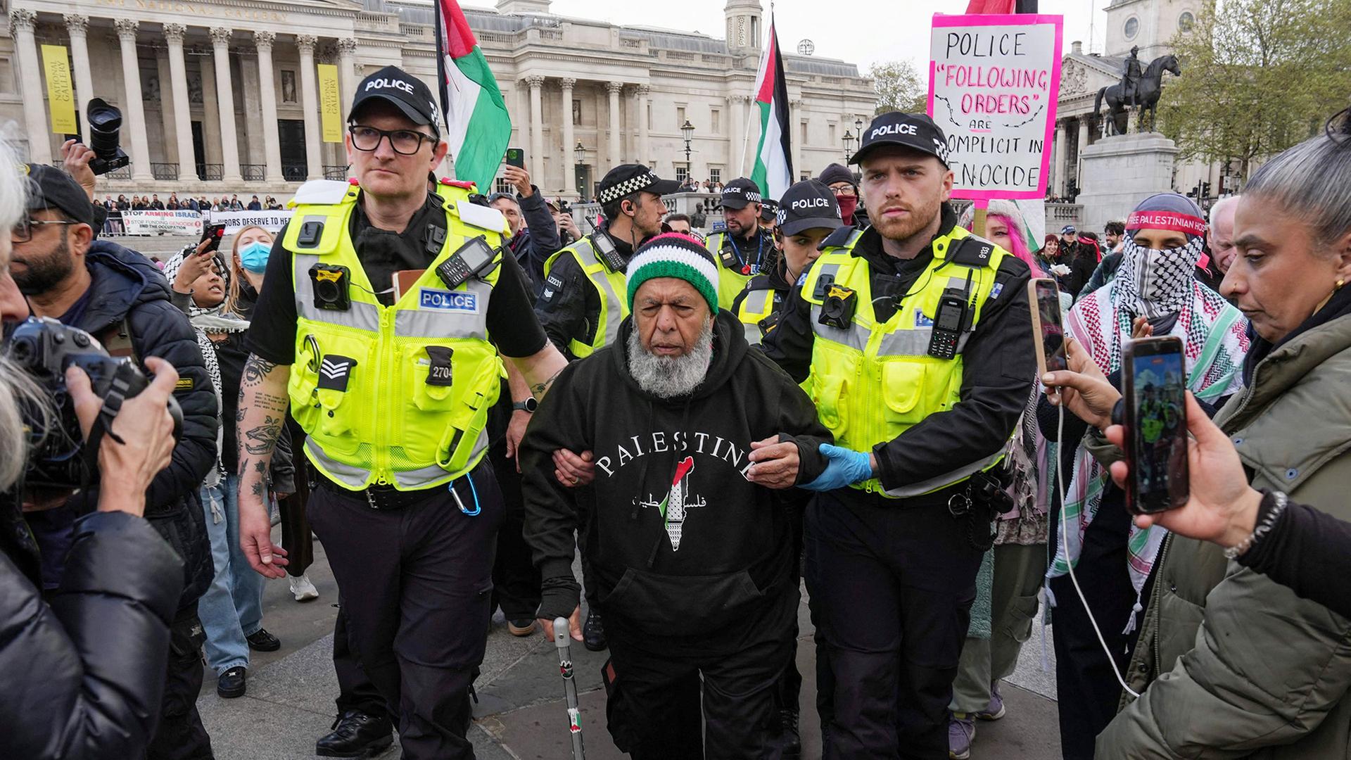 demonstrant polizisten 102
