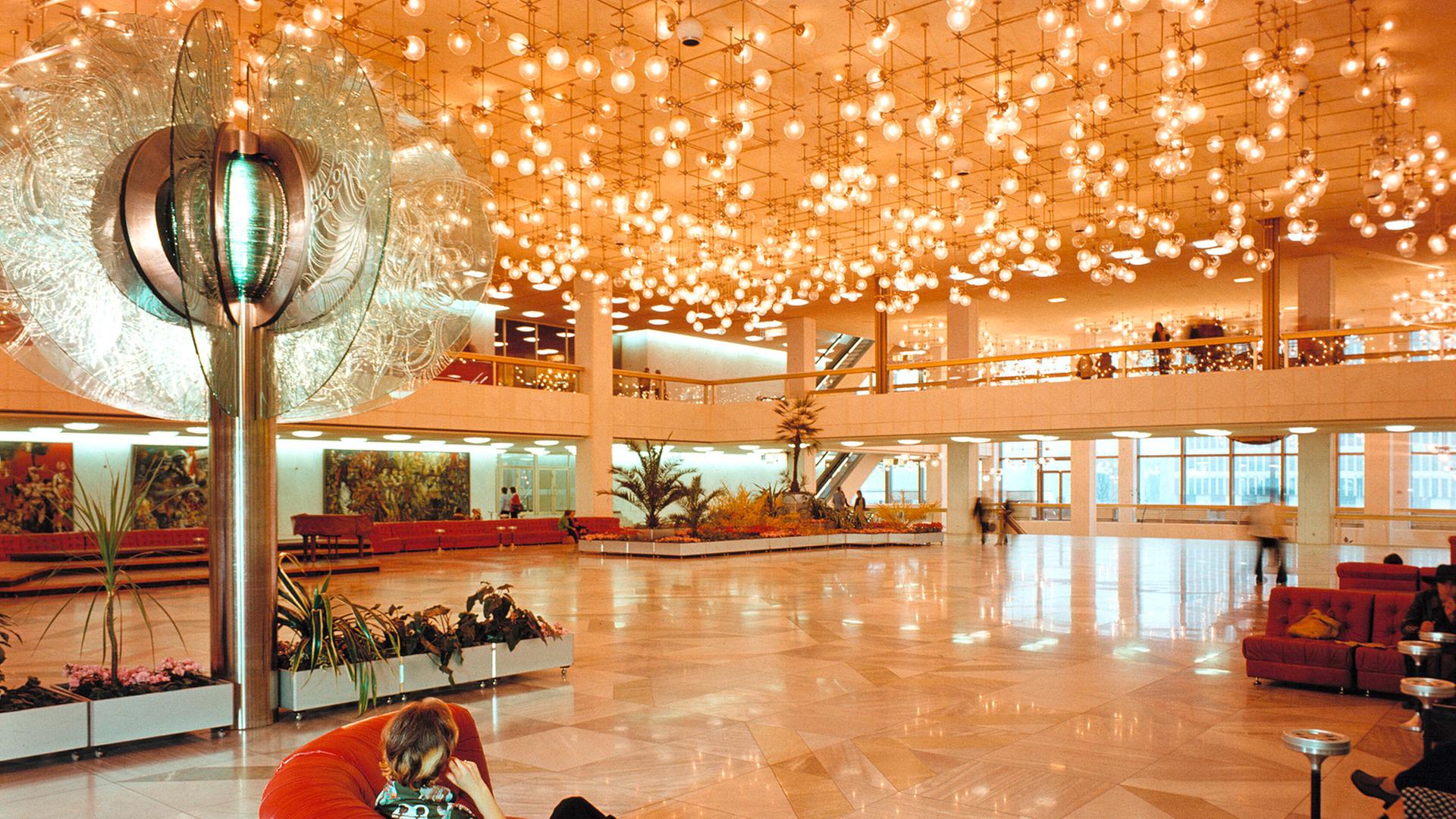 foyer palast republik 100