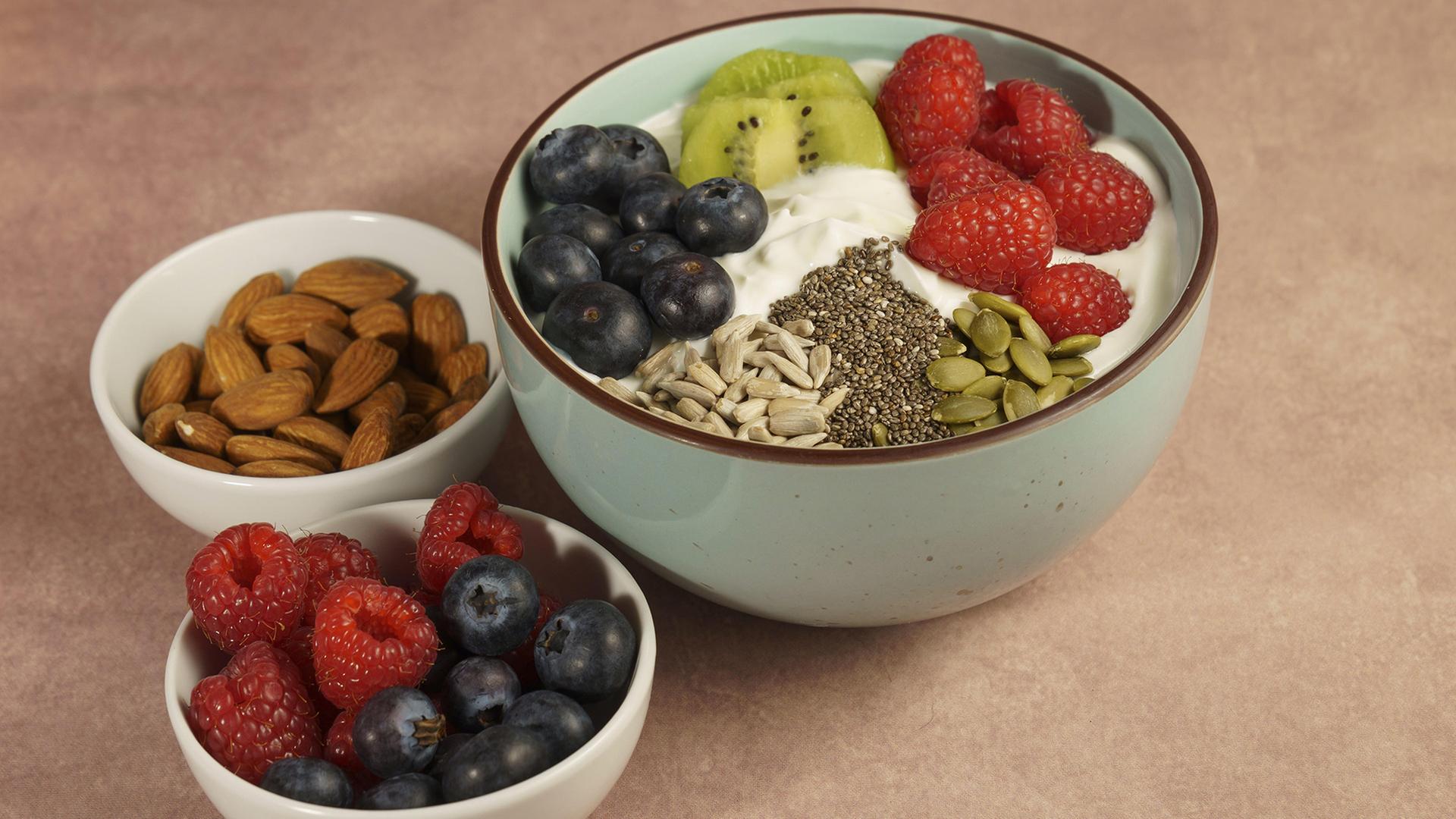 fruechte mandeln joghurt leinsamen sonnenblumenkerne kuerbiskerne 100