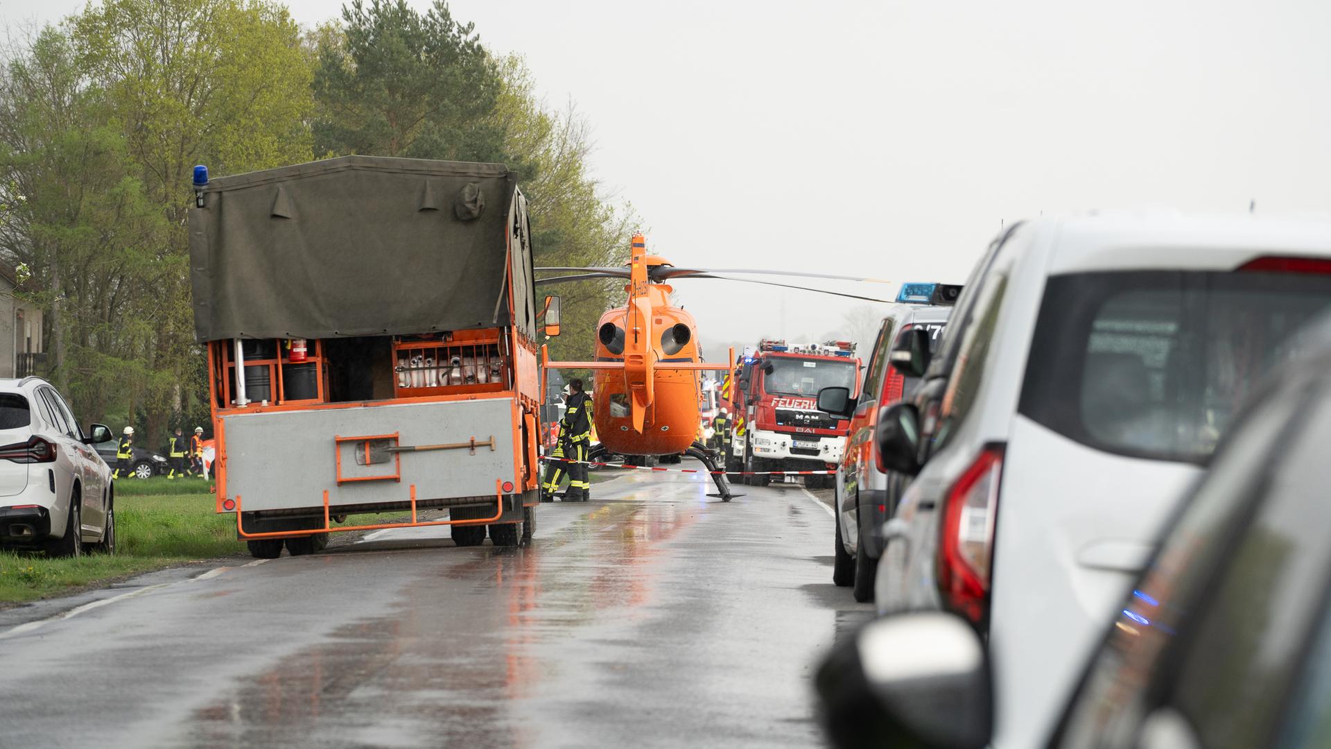hr einsatzfahrzeuge und rettungshubschrauber nahe der gerberei in runkel 100