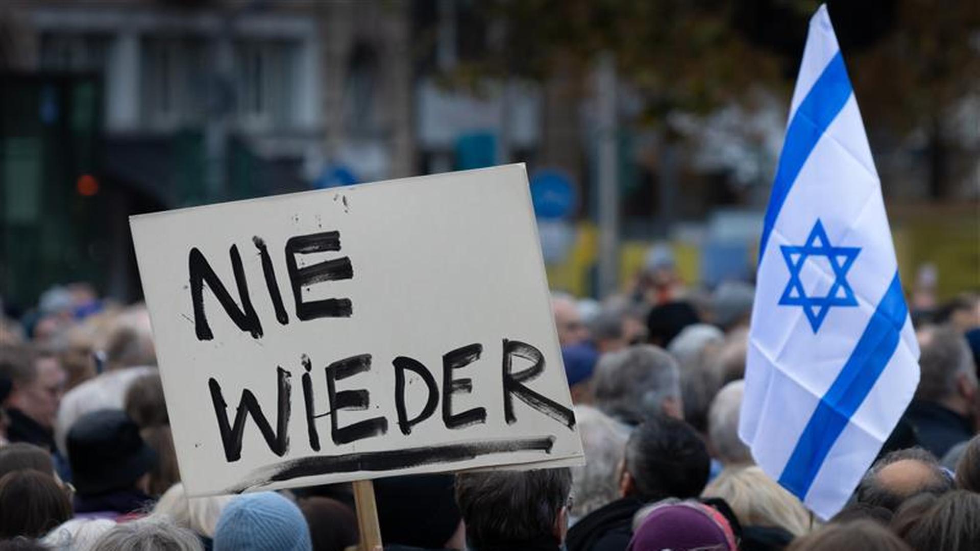 hr flagge bei einer demonstration gegen antisemitismus 100