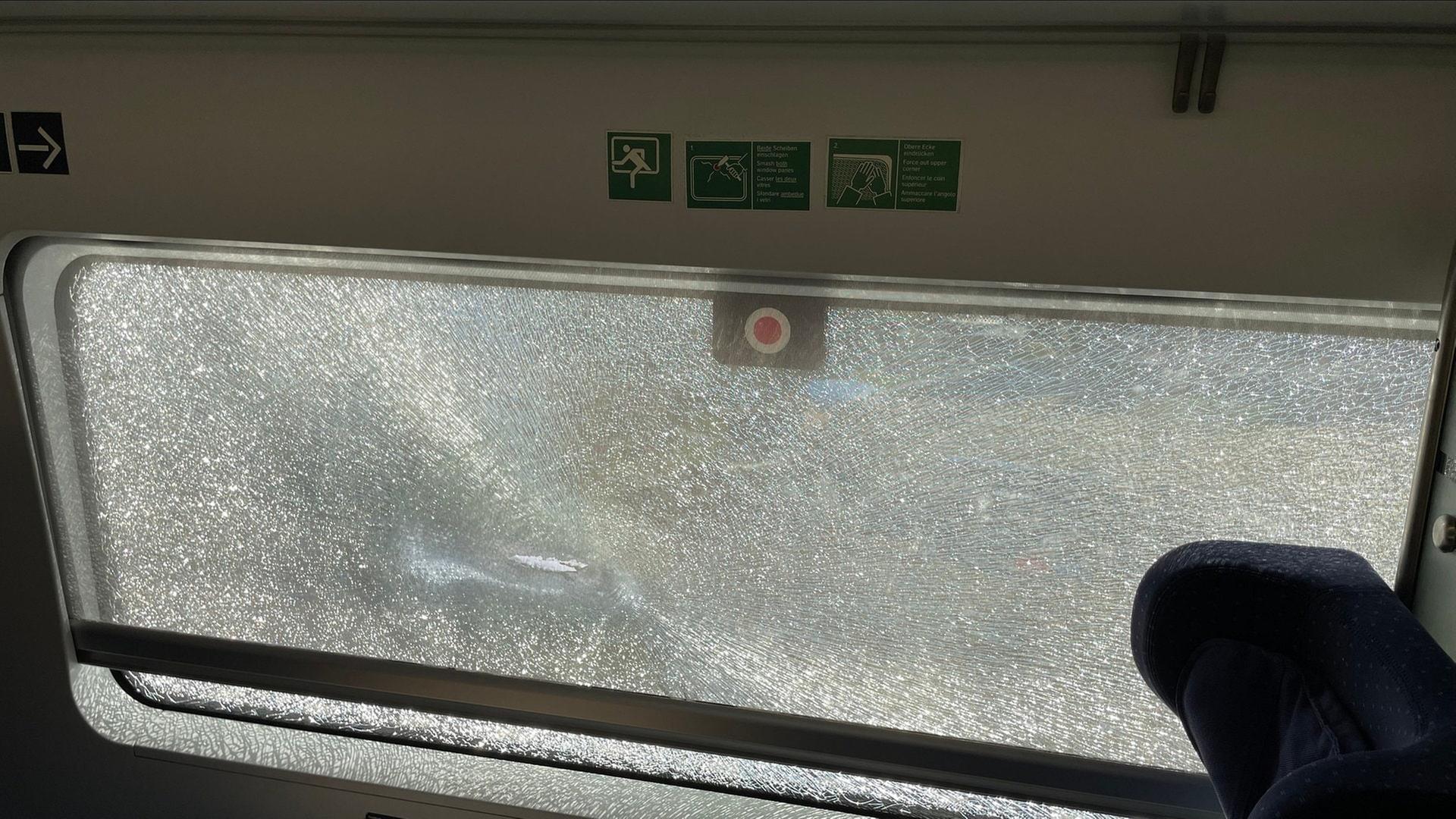 mdr leere sitze in einem ice vor defekter scheibe 100