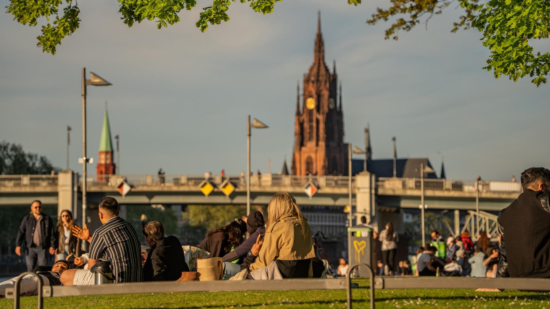 menschen mainufer 100