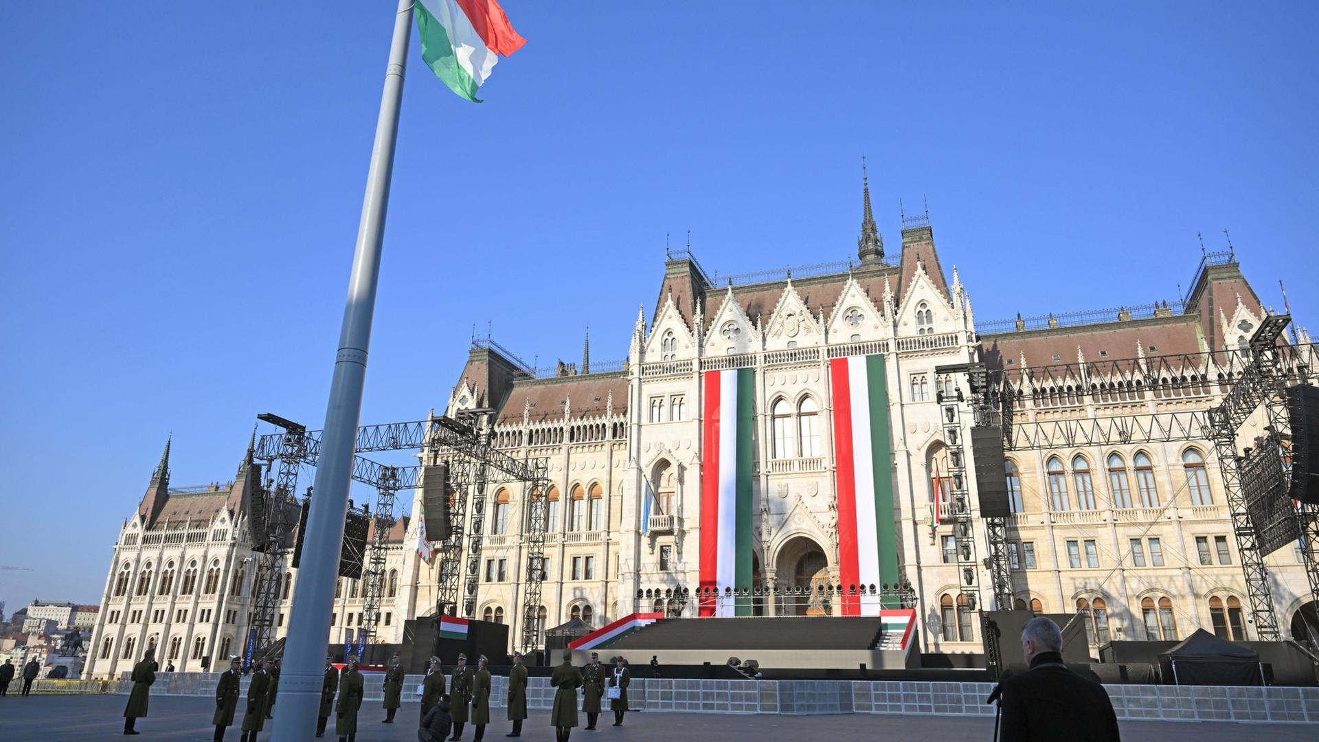 parlament ungarn 102