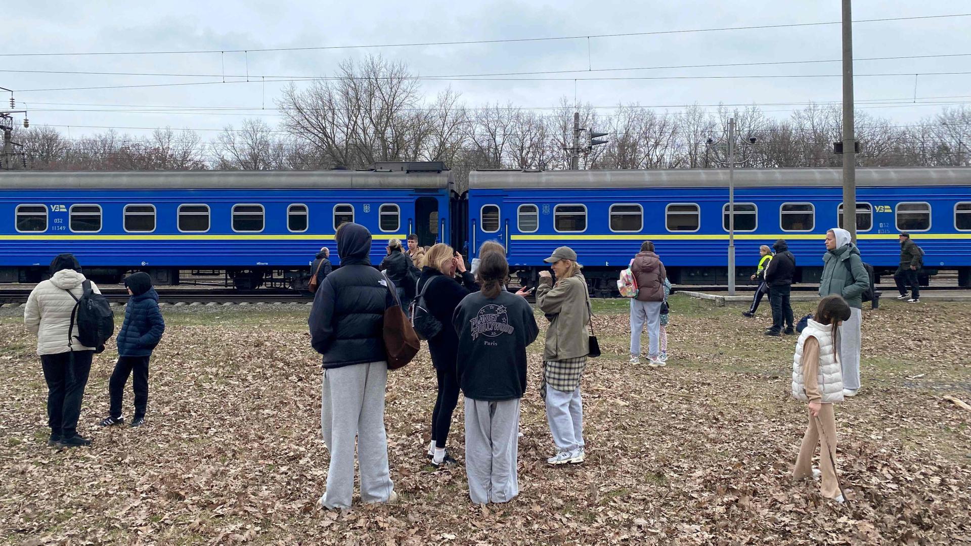 passagiere zug ukraine alarm 100