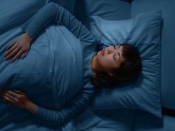 people relax and comfort concept young asian woman sleeping in bed at home at night modellfreigabe vorhanden