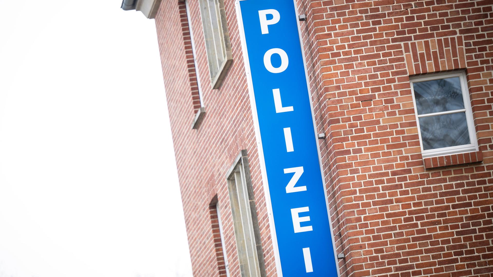 polizei schild gebaeude 100