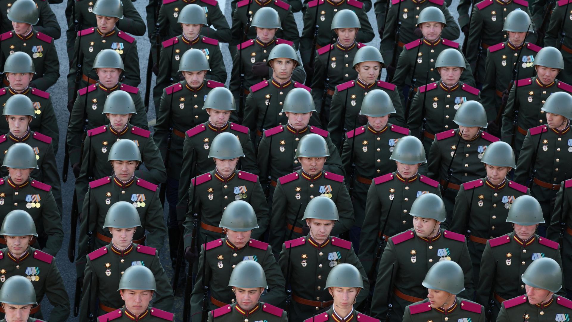 russische soldaten militaerparade 100