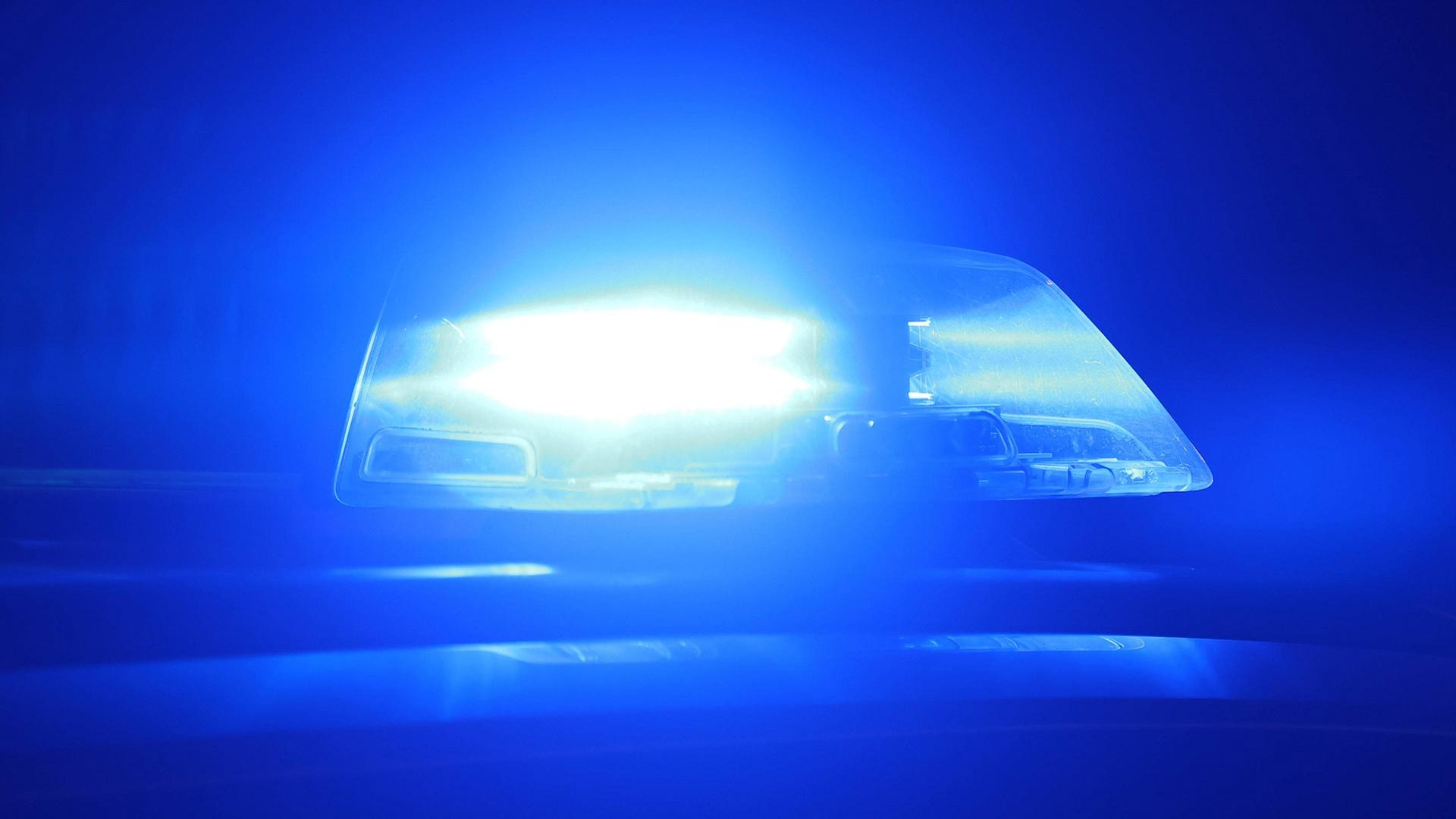 sr ein aktiviertes blaulicht auf einem einsatzfahrzeug bei nacht 100