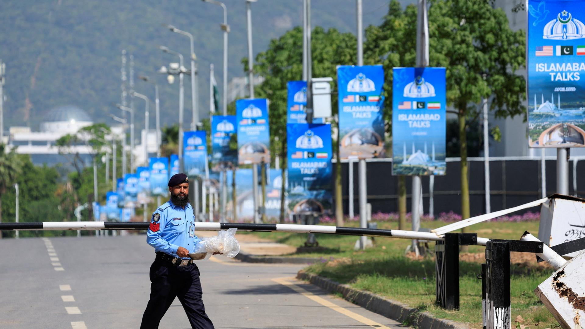 strasse polizist pakistan 100