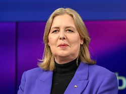 v l baerbel bas spd bundesarbeitsministerin ger berlin studio zu gast bei maischberger politische talkshow tv format mit moderatorin sandra maischberger das erste aus adlershof am studio 20 22