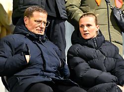v li sportvorstand max eberl fc bayern und kathleen krueger ehem teammanagerin des fc bayern im gespraech 17 12 2025 muenchen deutschland fussball uefa womens champions league ligaphase 6