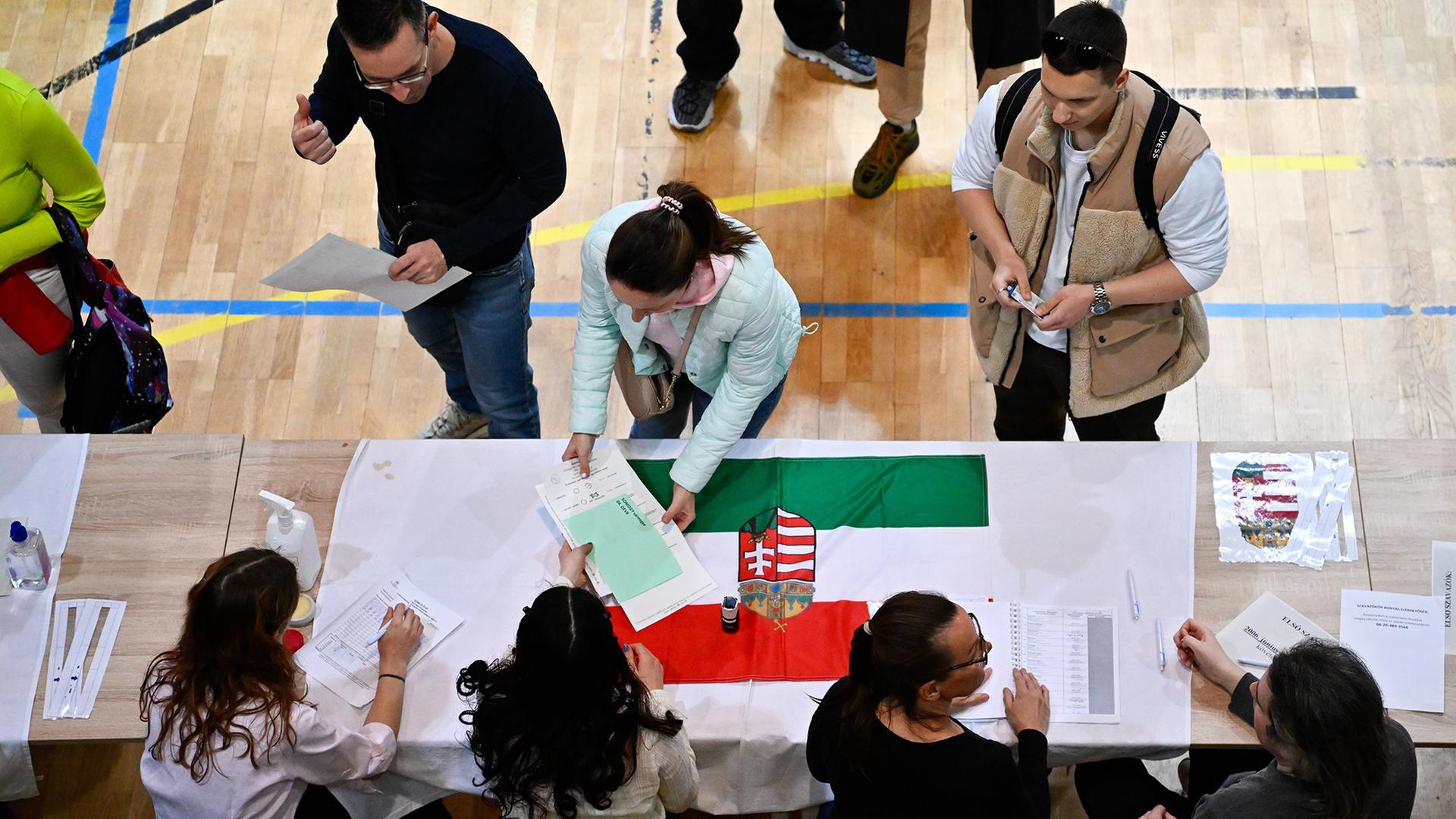 wahllokal flagge ungarn 100