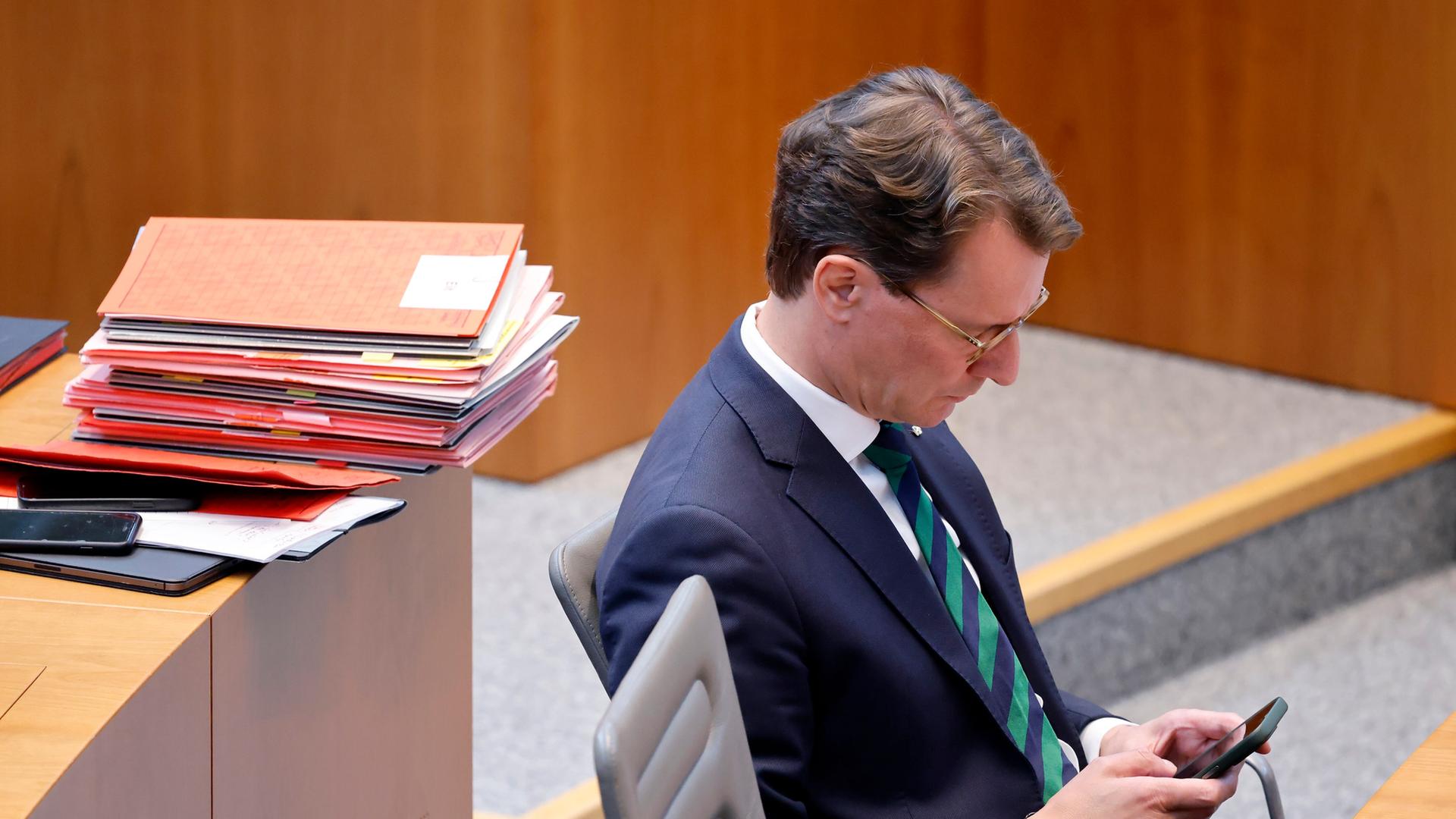 wdr ministerpraesident hendrik wuest cdu bei einer landtagssitzung 100