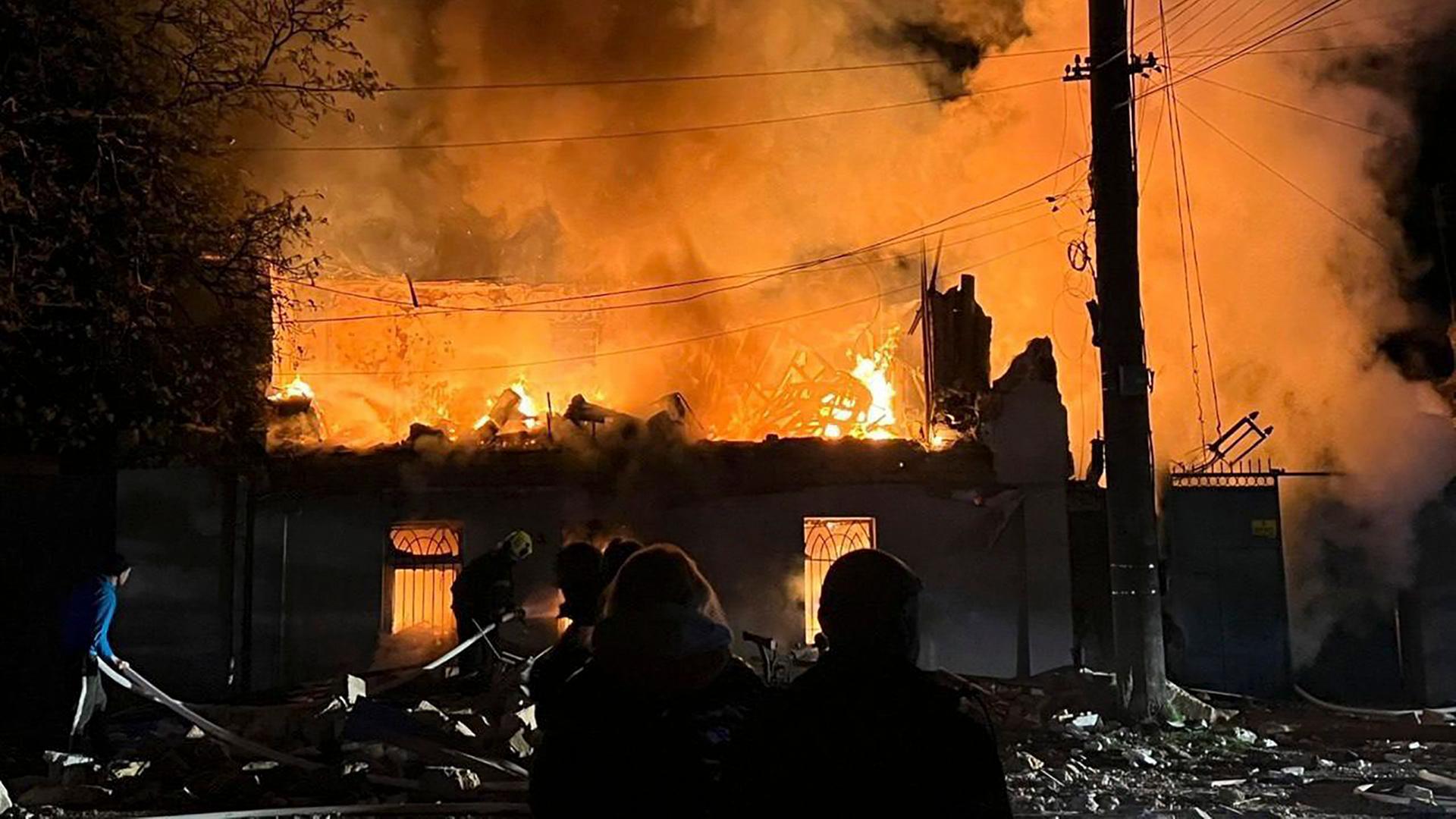 zerstoertes gebaeude feuer 100