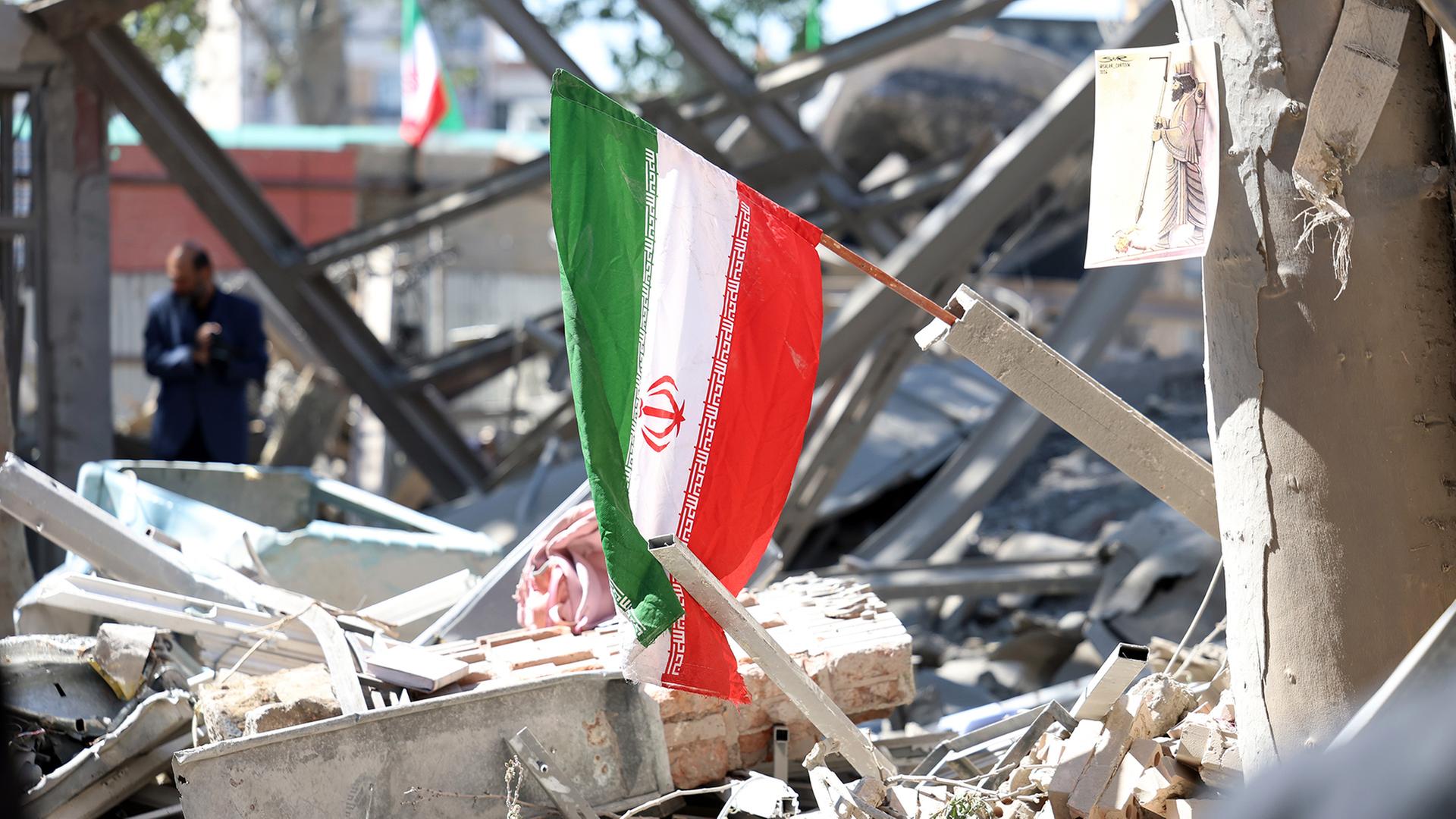 zerstoerung flagge iran 100