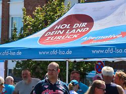 01 05 2026 sachsen anhalt schoenebeck hol dir dein land zurueck steht auf zelten der afd auf dem europaeischen familienfest der esn partei europa der souveraenen nationen auf dem platz der salzblume