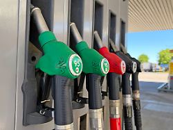 01 05 2026 wirtschaft v l das bild zeigt eine reihe von zapfpistolen an einer tankstelle die verschiedenen kraftstoffsorten zugeordnet sind