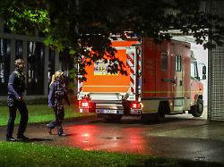 06 05 2026 nordrhein westfalen dsseldorf polizisten laufen an einem ankommenden rettungswagen vorbei der eine deutsche patientin in das infektionszentrum der uniklinik duesseldorf bringt