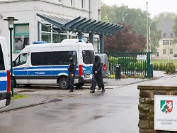 06 05 2026 nordrhein westfalen euskirchen einsatzbeamte der polizei befinden sich auf dem gelaende der justizvollzugsanstalt zwecks durchsuchungen