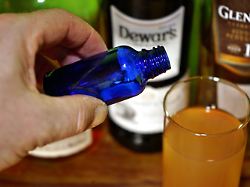 07 11 2022 symbolfoto ko tropfen werden in ein glas geschuettet