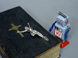 09 02 2025 borkwalde brandenburg neben einer bibel und einer jesusfigur steht ein ki roboter