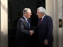 09 05 2026 grossbritannien london premierminister sir keir starmer l steht mit dem ehemaligen premierminister gordon brown auf den stufen der downing street 10