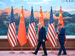 14 05 2026 china peking der chinesische praesident xi jinping r und us praesident donald trump treffen sich in der grossen halle des volkes