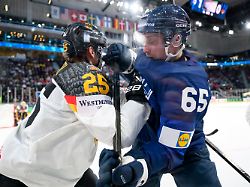 15 05 2026 schweiz zuerich eishockey maenner weltmeisterschaft vorrunde gruppe a deutschland finnland swiss life arena deutschlands leon huttl l kaempft gegen finnlands sakari manninen
