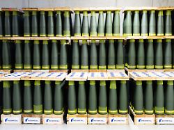 155mm artilleriemunition steht im neuen artilleriewerk von rheinmetall rheinmetall hat umsatz und betriebsergebnis im ersten quartal 2026 steigern koennen