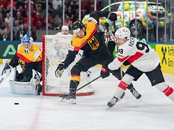 18 05 2026 schweiz zuerich eishockey wm schweiz deutschland vorrunde gruppe a gruppenspielrunde deutschlands leon gawanke l kaempft um den puck gegen den schweizer theo rochette