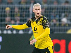 19 12 2025 borussia dortmund vs borussia moenchengladbach 1 bundesliga 15 spieltag niklas suele borussia dortmund 25 wichtiger hinweis gemaess den vorgaben der dfl deutsche fussball liga bzw