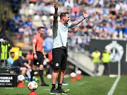 2 bundesliga 25 26 arminia bielefeld vfl bochum am 02 05 2026 in der schuecoarena in bielefeld trainer mitch kniat bielefeld unzufrieden enttaeuscht enttaeuscht niedergeschlagen