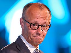 27 05 2026 politik bundeskanzler friedrich merz cdu bei seiner rede auf der buehne zu gast als festredner beim festakt in der schuetzenhalle huesten bei arnsberg 80 jahre neheim huestener programm