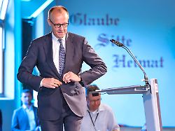 27 05 2026 politik bundeskanzler friedrich merz cdu betritt die buehne fuer seine rede zu gast als festredner beim festakt in der schuetzenhalle huesten bei arnsberg 80 jahre neheim huestener programm